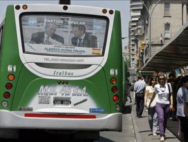 Manuel Fraga y otro señor en autobús bonaerense